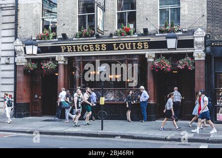 London/UK-22/07/18: Das Princess Louise Pub auf High Holborn in Central London, am besten bekannt für seine gut erhaltene viktorianische Interieur 1891, mit Holz pa Stockfoto