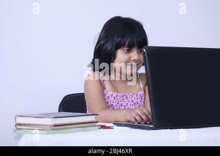 Kinder lernen online zu Hause Stockfoto