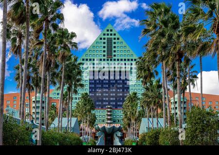 Das Walt Disney World Dolphin ist ein Resort-Hotel, das vom Architekten Michael Graves am Bay Lake in Florida entworfen wurde. Stockfoto