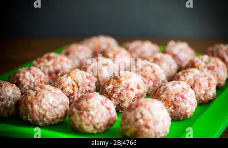 Rohe Fleischbällchen aus Rind und Schwein mit Karotten und Reis Stockfoto