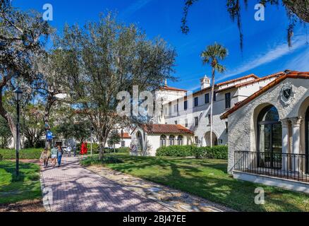 Malerischer Campus des Rollins College im Winter Park in Florida. Stockfoto