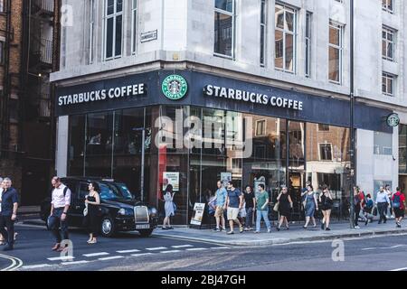 London/UK-22/07/18: Menschen, die am Starbucks Coffee in der New Oxford Street in City of Westminster vorbeigehen Stockfoto