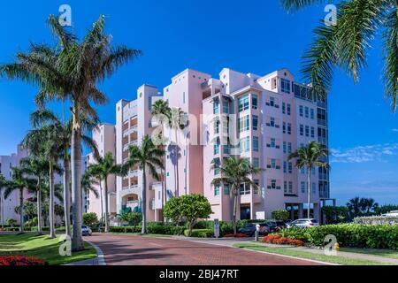 Resort Wohngebäude an der Barefoot Beach Road in Bonita Springs in Florida. Stockfoto