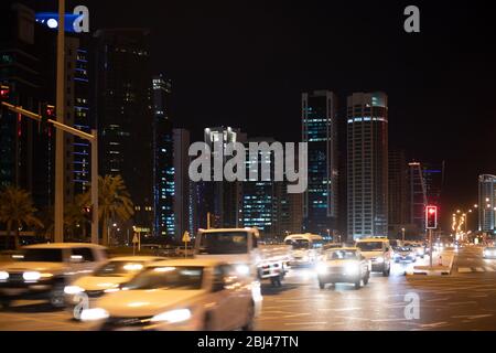 Doha, Katar - Nov 18. 2019. Al Corniche St in West Bay Area mit den Hochhäusern Stockfoto