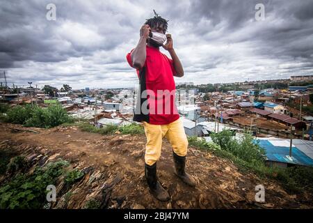 Nairobi, Kenia. April 2020. Ein Mann setzt auf seine Gesichtsmaske kurz nach der Quarantäne Tage wurden für diejenigen, die nicht nach dem Gesetz zu halten erhöht. Kredit: Donwilson Odhiambo/ZUMA Wire/Alamy Live News Stockfoto