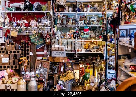 Antique store mit Collectibles überfüllt. Stockfoto