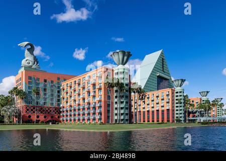 Das Walt Disney World Dolphin ist ein Resort-Hotel, das vom Architekten Michael Graves am Bay Lake in Florida entworfen wurde. Stockfoto