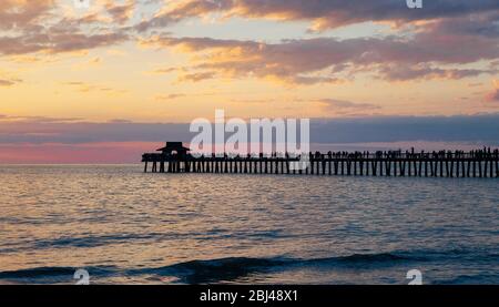Naples Pier bei Sonnenuntergang in Florida. Stockfoto