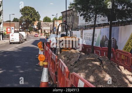 London/UK-26/07/18:Sicherheitskegel mit Blinklicht und Zaun um die Baustelle.Verkehrskegel werden typischerweise im Freien während verwendet Stockfoto