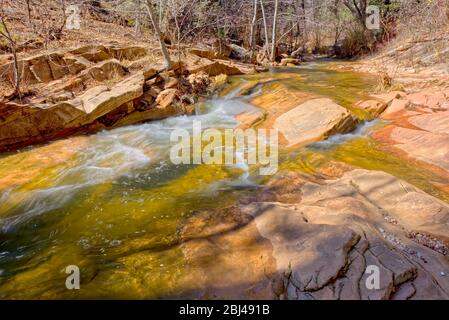 Ein Abschnitt des West Fork Creek nördlich von Sedona AZ, wo der Bach schnell fließt. Stockfoto