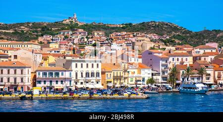 La Maddalena, Sardinien / Italien - 2019/07/17: Panoramablick auf die Altstadt von La Maddalena mit Hafen an der Tyrrhenischen Küste und Blick auf die Insel Stockfoto