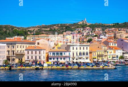 La Maddalena, Sardinien / Italien - 2019/07/17: Panoramablick auf die Altstadt von La Maddalena mit Hafen an der Tyrrhenischen Küste und Blick auf die Insel Stockfoto