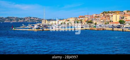 La Maddalena, Sardinien / Italien - 2019/07/17: Panoramablick auf die Altstadt von La Maddalena mit Hafen an der Tyrrhenischen Küste und Blick auf die Insel Stockfoto