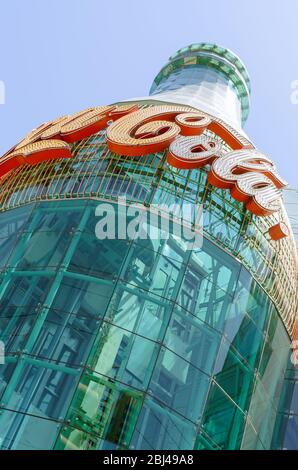 LAS VEGAS, Nevada USA - MÄRZ 29, riesiges Glas-Gebäude in Coca-Cola-Form auf Las Vegas Stockfoto