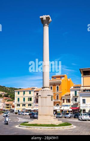 La Maddalena, Sardinien / Italien - 2019/07/17: Denkmal von Giuseppe Garibaldi auf dem Colonna Garibaldi Platz in der Altstadt von La Maddalena Stadt Stockfoto