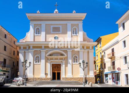 La Maddalena, Sardinien / Italien - 2019/07/17: Kirche Santa Maria Magdalena - Chiesa di Santa Maria Maddalena - Corso Vittorio Emanuele Straße in Histor Stockfoto