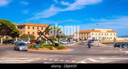 La Maddalena, Sardinien / Italien - 2019/07/17: Panoramablick auf die Altstadt von La Maddalena mit Piazza Umberto I und Küstenwache am Yachthafen Stockfoto