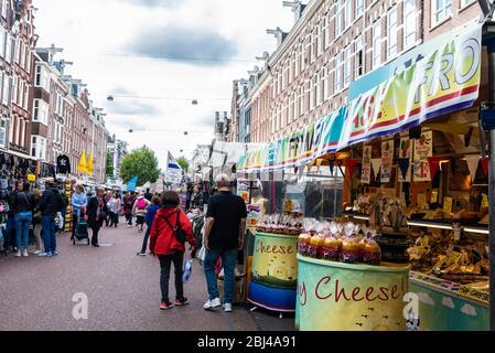 Amsterdam, Niederlande - 8. September 2018: Albert Cuyp Markt, Straßenmarkt mit Menschen in Amsterdam, Niederlande Stockfoto