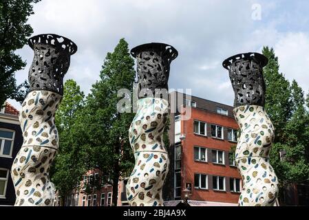 Amsterdam, Niederlande - 8. September 2018: Drei Säulen von Henk Duijn in der Gerard Douplein Straße neben dem Albert Cuyp Markt in Amsterdam, Niederlande Stockfoto