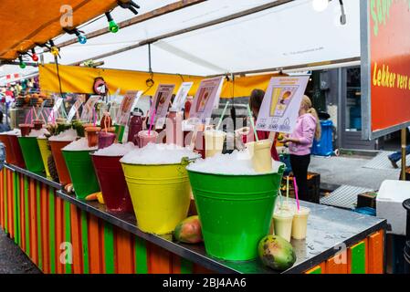 Amsterdam, Niederlande - 8. September 2018: Fruchtsaft und Smoothie in farbigen Würfeln in einem Obst- und Gemüseladen im Albert Cuyp Markt, Street Food Stockfoto