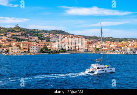 La Maddalena, Sardinien / Italien - 2019/07/17: Panoramablick auf die Altstadt von La Maddalena mit Hafen an der Tyrrhenischen Küste und Blick auf die Insel Stockfoto