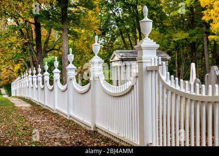 Charmanter New England Pfostenzaun mit Herbstlaub in Bennington in Vermont. Stockfoto