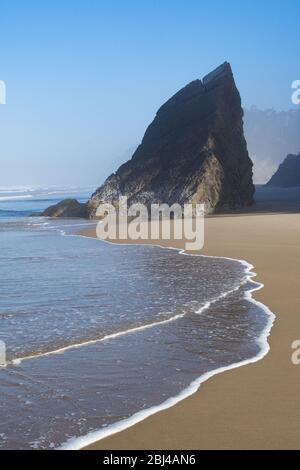 Ein schöner Morgen an einem leeren Strand an der Küste von Oregon. Stockfoto