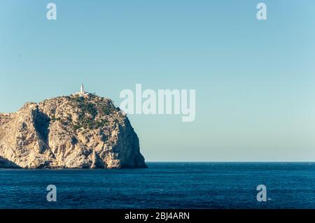 Formentor Leuchtturm von der hohen See aus gesehen. Tramuntana Gebirge, Insel Mallorca, Spanien Stockfoto