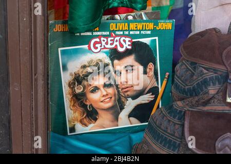 Gebrauchte Grease Film Soundtrack Vinyl LP auf Vintage und Second Hand Geschäft Schaufenster Stockfoto