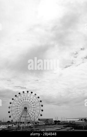 Pescara, Italien - 13. April 2019: Ein Riesenrad in der Nähe des Hafens von Pescara Stockfoto