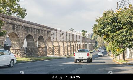 Guadalajara, Jalisco / Mexiko. Januar. 2020. Verkehrsarme Straße, ein Brücke-geformtes Aquädukt, leicht depressive Gelände, städtisches oder städtisches Leben Stockfoto