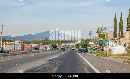 Freier Mexikanischer Bundesstraße 15, Jalisco / Mexiko. Januar. 2020. In Kilometer 30 auf der Strecke Guadalajara - Tepic mit leichtem Verkehr Stockfoto