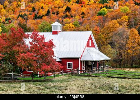 Malerische rote Scheune bei Stockbridge in Vermont. Stockfoto