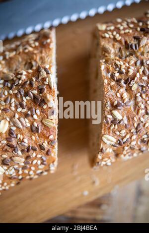 Frisch gebackenes Baguette und Brotmesser auf einem Schneidebrett Stockfoto