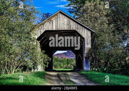 Gates Farm Covered Bridge in Cambridge in Vermont. Stockfoto