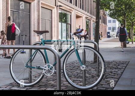 London/UK-26/07/18: Fahrrad an der U-Rack verriegelt, ein Gerät, an dem Fahrräder sicher befestigt werden können für Parkzwecke Diese stabilen Halterungen sind MOS Stockfoto