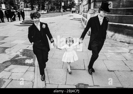 Eton Founders Day zwei Schüler mit ihrer jungen Schwester 1971 Stockfoto