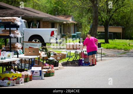 Sherman, TX / Vereinigte Staaten - 1. April 2020: Mitglieder der St. John's Christian Methodist Episcopal Church in Sherman, TX, veranstalten eine Drive-up-Speisekammer. Stockfoto