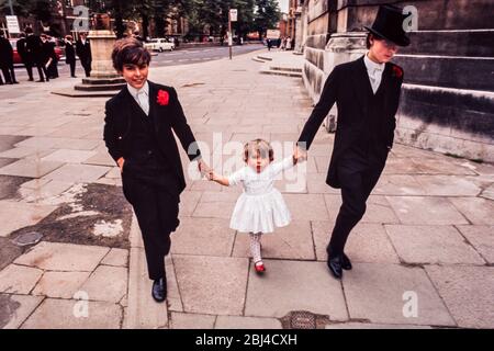 Eton Founders Day zwei Schüler mit ihrer jungen Schwester 1971 Stockfoto