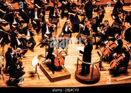 Simon Rattle dirigiert Yo-Yo Ma Cellist bei der Eröffnung der Nottingham Royal Concert Hall 1982 Stockfoto