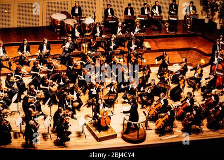 Simon Rattle dirigiert Yo-Yo Ma Cellist bei der Eröffnung der Nottingham Royal Concert Hall 1982 Stockfoto