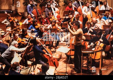 Simon Rattle dirigiert Yo-Yo Ma Cellist bei einer Probe zur Eröffnung der Nottingham Royal Concert Hall 1982 Stockfoto