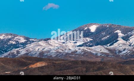 Leichter Schnee bedeckt teilweise die Ausläufer von Boise, Idaho an einem klaren Wintertag. Stockfoto