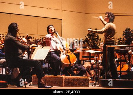 Simon Rattle dirigiert Yo-Yo Ma Cellist bei einer Probe zur Eröffnung der Nottingham Royal Concert Hall 1982 Stockfoto