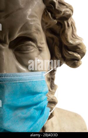 Gipskopie der antiken Statue Homer trägt Virus Gesichtsmaske Stockfoto