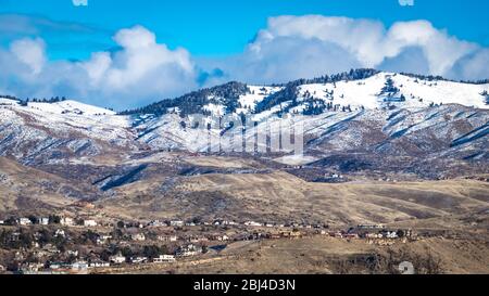 Leichter Schnee bedeckt teilweise die Ausläufer von Boise, Idaho an einem klaren Wintertag. Stockfoto