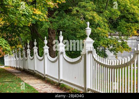 Charmanter New England Pfostenzaun mit Herbstlaub. Stockfoto