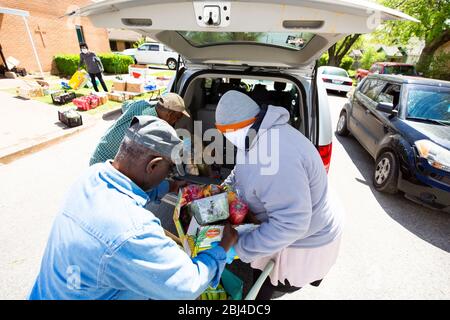 Sherman, TX / Vereinigte Staaten - 1. April 2020: Mitglieder der St. John's Christian Methodist Episcopal Church in Sherman, TX, veranstalten eine Drive-up-Speisekammer. Stockfoto