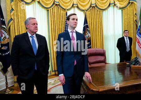 Mark Meadows, Assistent des Präsidenten und Stabschef, links, steht mit Jared Kushner, Assistent des Präsidenten und Senior Advisor, rechts, als US-Präsident Donald J. Trump Bemerkungen macht, als er mit Gouverneur Ron DeSantis (Republikaner von Florida) und Dr. Deborah L. Birx zusammentritt, Koordinator der Coronavirus-Reaktion des Weißen Hauses, Koordinator der Coronavirus-Reaktion des Weißen Hauses, im Oval Office des Weißen Hauses in Washington, DC, Dienstag, 28. April 2020. Kredit: Doug Mills/Pool über CNP/MediaPunch Stockfoto