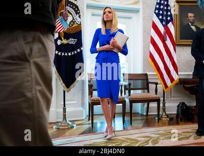 White House Press Secretary Kayleigh McEnany schaut zu, wie US-Präsident Donald J. Trump Bemerkungen macht, als er mit Gouverneur Ron DeSantis (Republikaner von Florida) im Oval Office des Weißen Hauses in Washington, DC, Dienstag, 28. April 2020, zusammentritt.Quelle: Doug Mills/Pool via CNP /MediaPunch Stockfoto